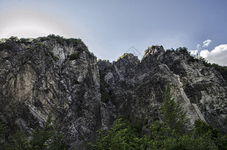 骑行山路在高山的雾蒙的山路多云的天空与山路大高加图片