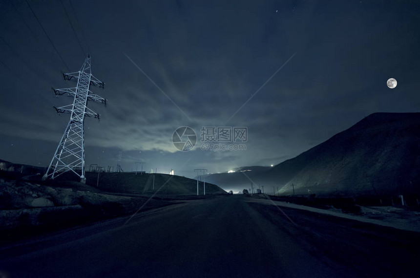 美丽的夜晚景观的大满月上升的山和的山路森林和山中南阿塞拜疆的一部分MasalliYardimli图片