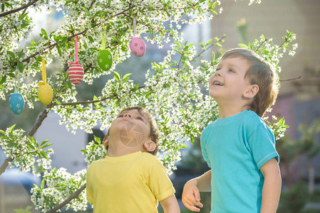 复活节的两位小朋友在春园户外狩猎鸡蛋图片