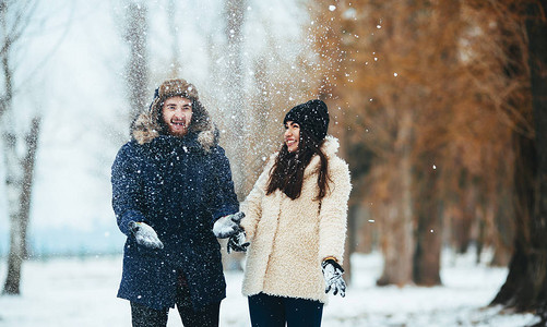 男童和女童在积雪图片