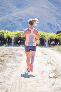 女运动员慢跑的背影图片