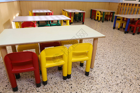 一所学校的儿童食堂图片