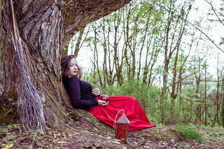 穿着红裙子的神秘巫婆坐在春天图片