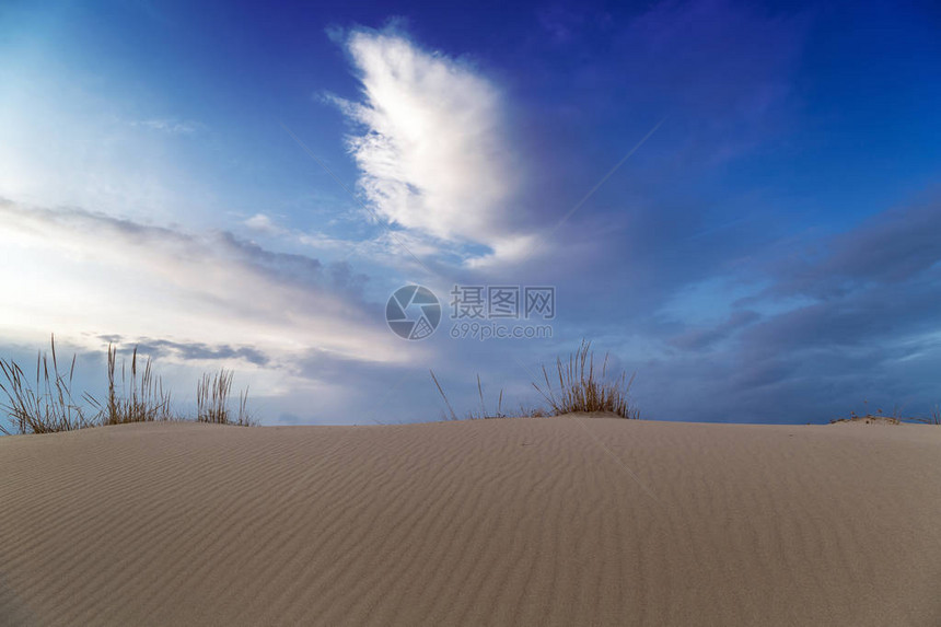 沙漠日落时的沙丘图片