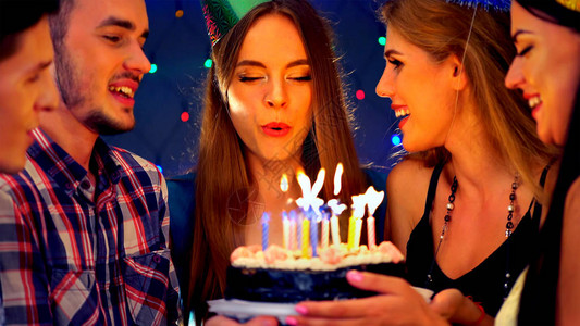 快乐的朋友生日蜡烛庆祝蛋糕背景图片