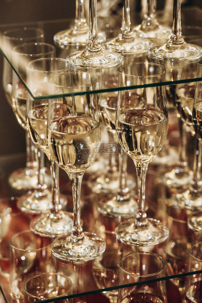 香槟酒杯餐饮玻璃桌上图片