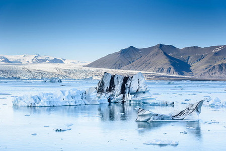 冰岛川泻湖冰山的美丽景色选择焦点全球变暖和图片