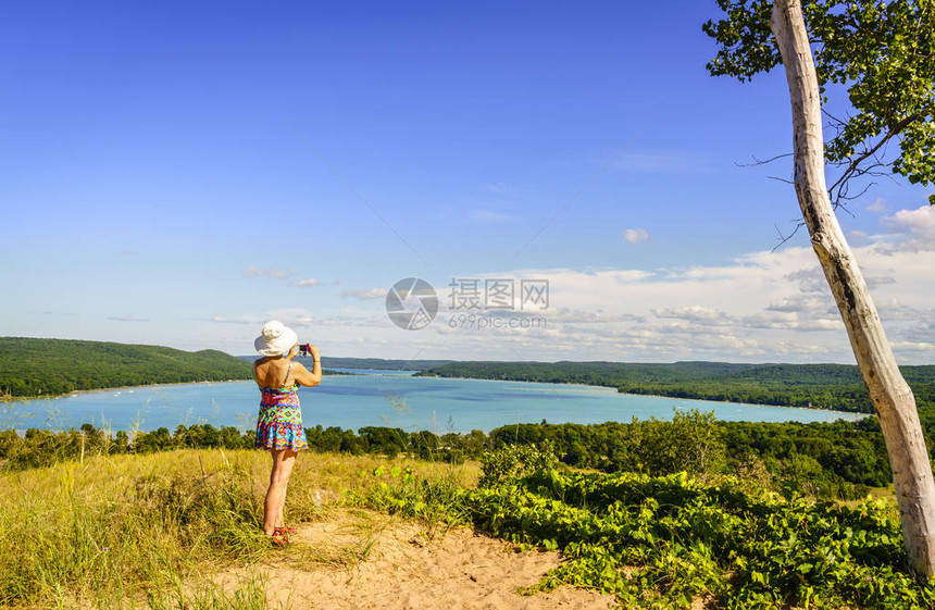 女人在密歇根州北部的睡熊DunesNationLakesho图片