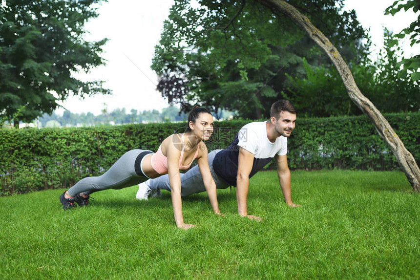 年轻快乐的夫妇在体育活动前锻图片