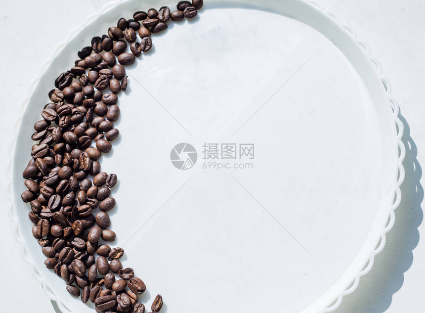 白盘上月亮形状的咖啡豆图片