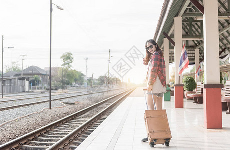 在火车站用古老的语调概念旅行和休闲方式拉棕图片