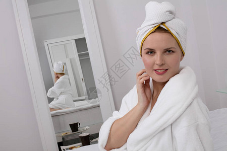 穿浴袍的年轻女图片