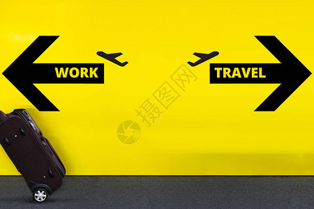 在黄墙上挂有飞机图标和箭头的机场标志背景图片