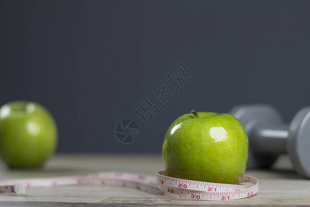 健康概念凯特勒伯贝尔和绿苹果测量磁图片