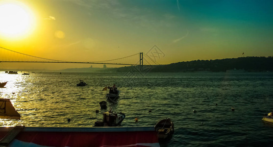 日落时在伊斯坦布尔Bosphorus桥的远视图片