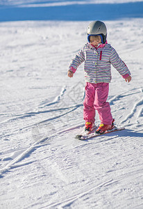少女第一次在无人协助下滑雪图片