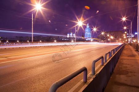 夜间有汽车灯光路图片