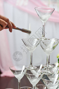 带干冰蒸汽的香槟眼镜金字塔准备鸡尾酒图片