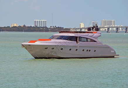 一艘银色的机动游艇在Florida海岸内水道闲置图片
