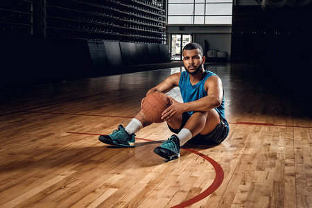 黑人篮球运动员的肖像坐在篮图片