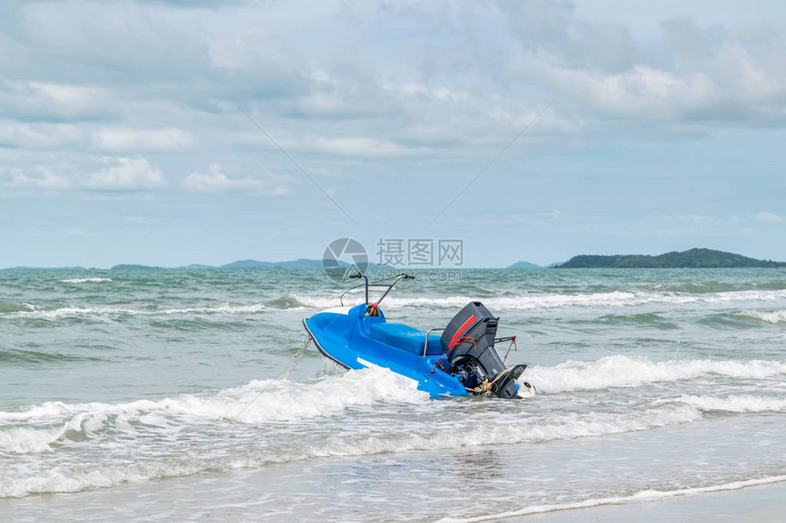 在蓝天的海滩和热带海洋中享受大自然的旅行图片