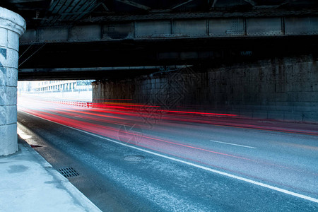 夜间有汽车灯光路图片