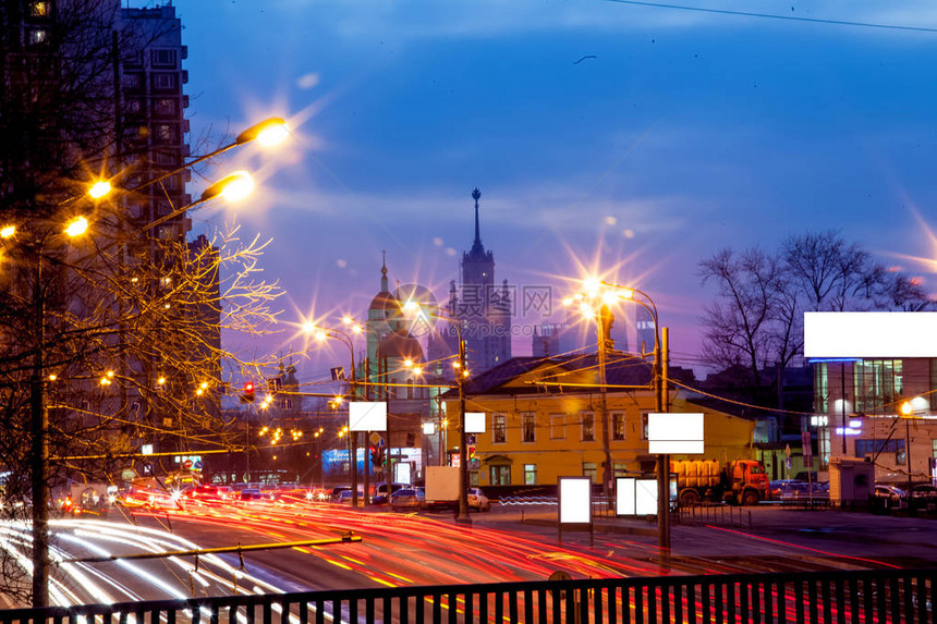 夜间有汽车灯光路图片