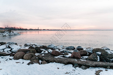 冬天有雪的冰冻乡村场景有冰块的海滩场景图片