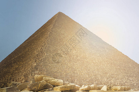 与日落全帧的大金字塔图片