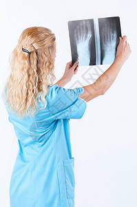 年轻女医生在看X光照片时以白色图片