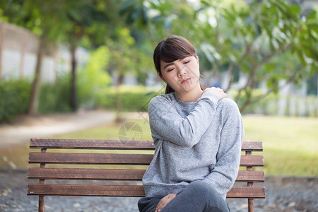 女人在公园肩痛图片