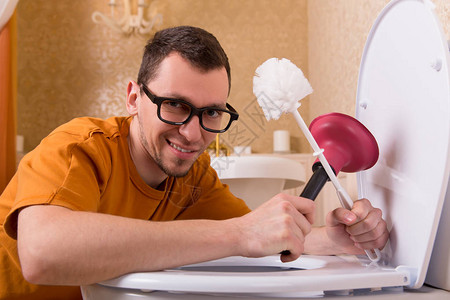 男人用眼镜擦洗马桶碗豪华卫图片
