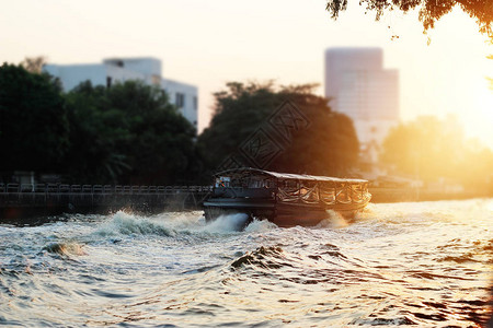 河城的一条传统船日落背景颜图片