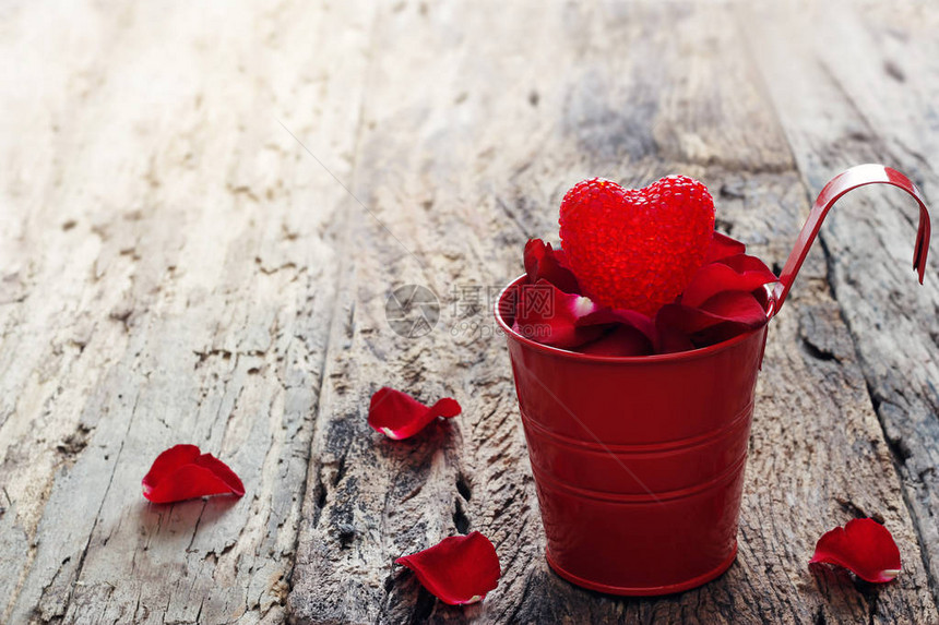 情人节背景红心在装满花瓣的红锅里图片