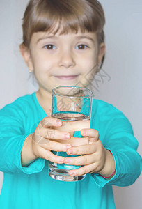 儿童手上握着一杯水有图片