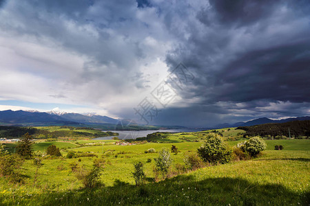 山中的春雨和风暴斯洛伐克的绿色春天小山春天风雨如磐的场景云和阳图片
