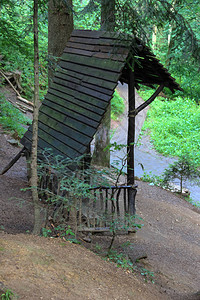 森林公园里带长凳的旧木棚图片