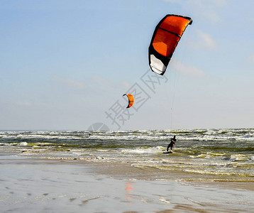 在海面上用降落伞冲浪图片