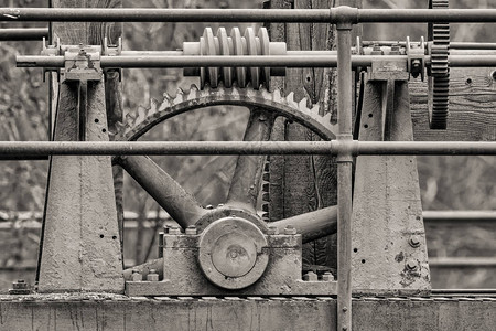 在爱达荷州瀑布后瀑布市FallsDam公园发现的一批古董机械图片
