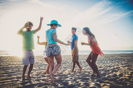 多元文化的朋友在海滩上聚会在暑假暑假和期概念期间图片