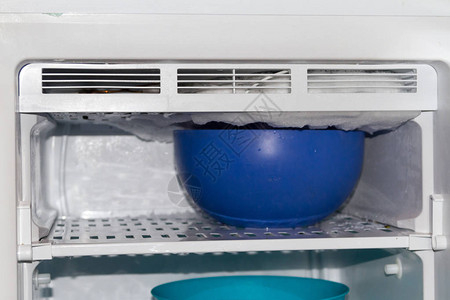 用热水给家里的冰箱除霜图片