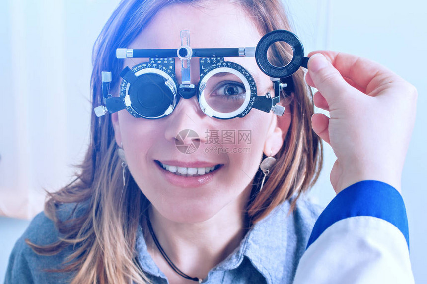 眼科诊所的美容眼镜女神用于检测二叶图片
