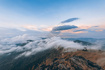 泰国清莱PhuChiFa森林公园冬季云雾和天空的山顶日出的复古风格美丽景观自然背景图片