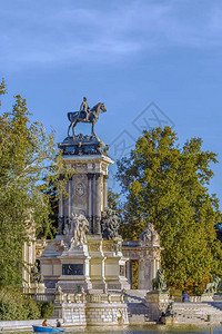阿方索十二世国王纪念碑位于西班牙马德里BuenRem图片