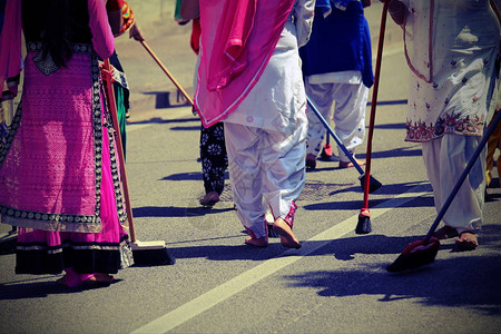 化作春泥许多锡克族妇女在锡克教庆典期间赤脚在背景
