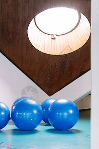 健身房里的一组蓝色普拉提球图片