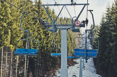 东欧冬季活动现代轮椅滑雪电梯滑雪度假胜地的基图片