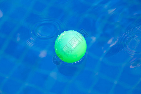 绿塑料球在泳池游泳图片