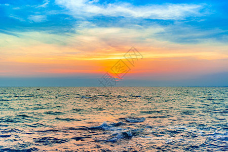 海中美丽的日落阳光和天空的色图片