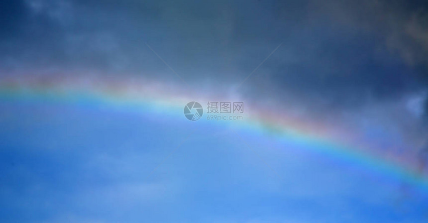 由船中发出的彩虹从海中降下从本源图片